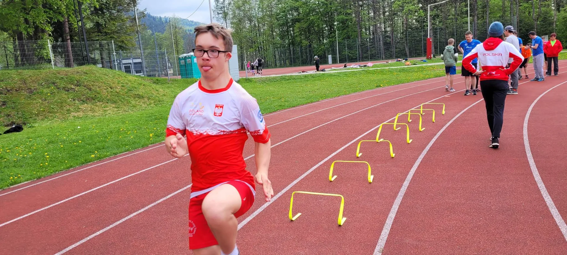 Sportowiec na treningu na stadionie